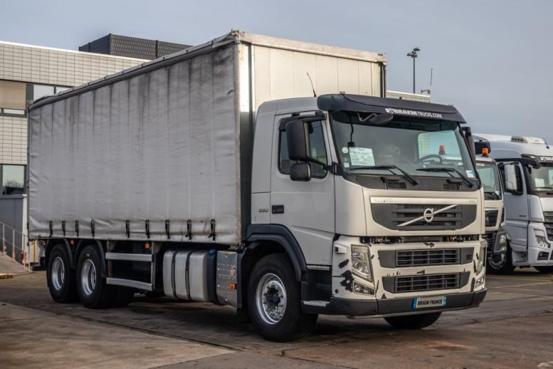 Volvo FM330-6x2-10 pneus/tires-intarder - Camion à rideaux coulissants: photos 2 Volvo FM330-6x2-10 pneus/tires-intarder - Camion à rideaux coulissants: photos 2