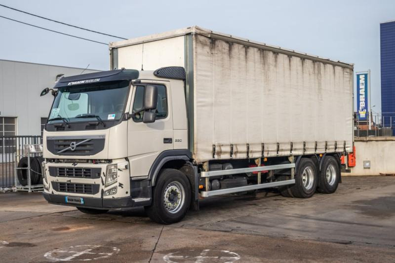 Volvo FM330-6x2-10 pneus/tires-intarder - Camion à rideaux coulissants: photos 1 Volvo FM330-6x2-10 pneus/tires-intarder - Camion à rideaux coulissants: photos 1