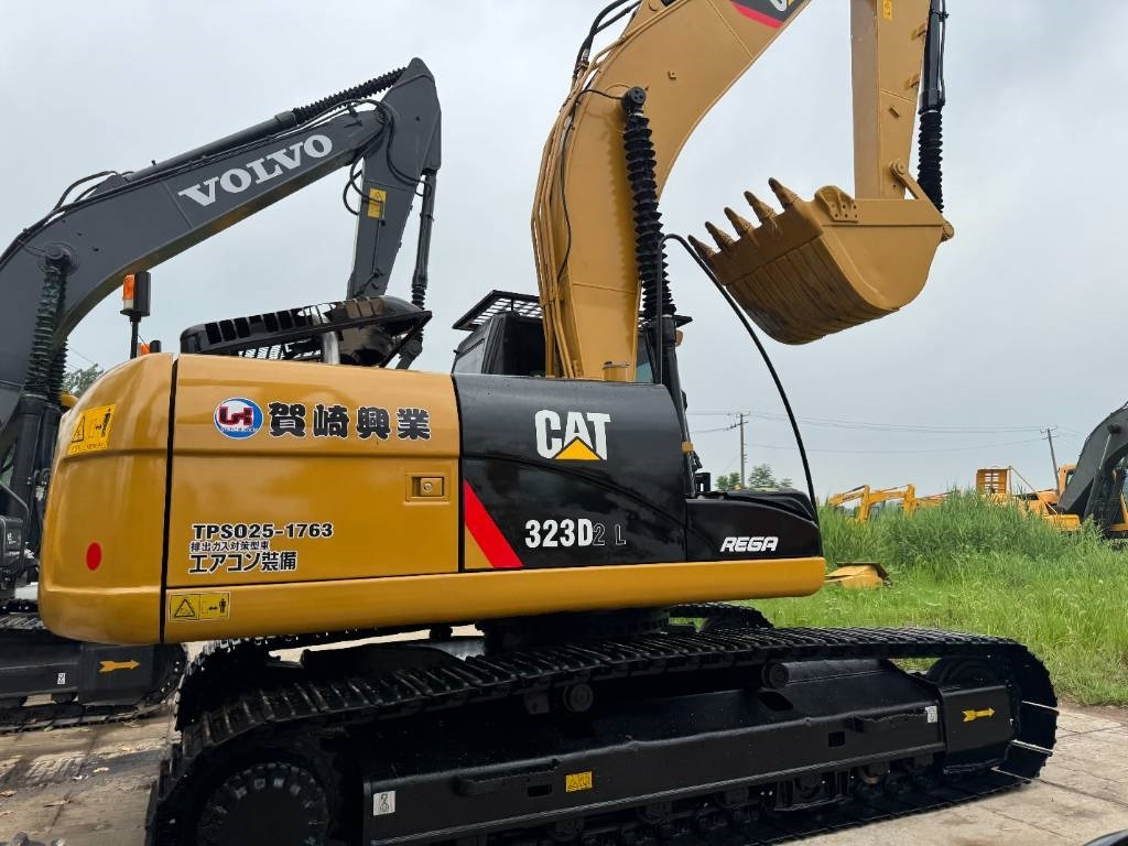 CAT 323D2 - Pelle sur chenille: photos 2 CAT 323D2 - Pelle sur chenille: photos 2