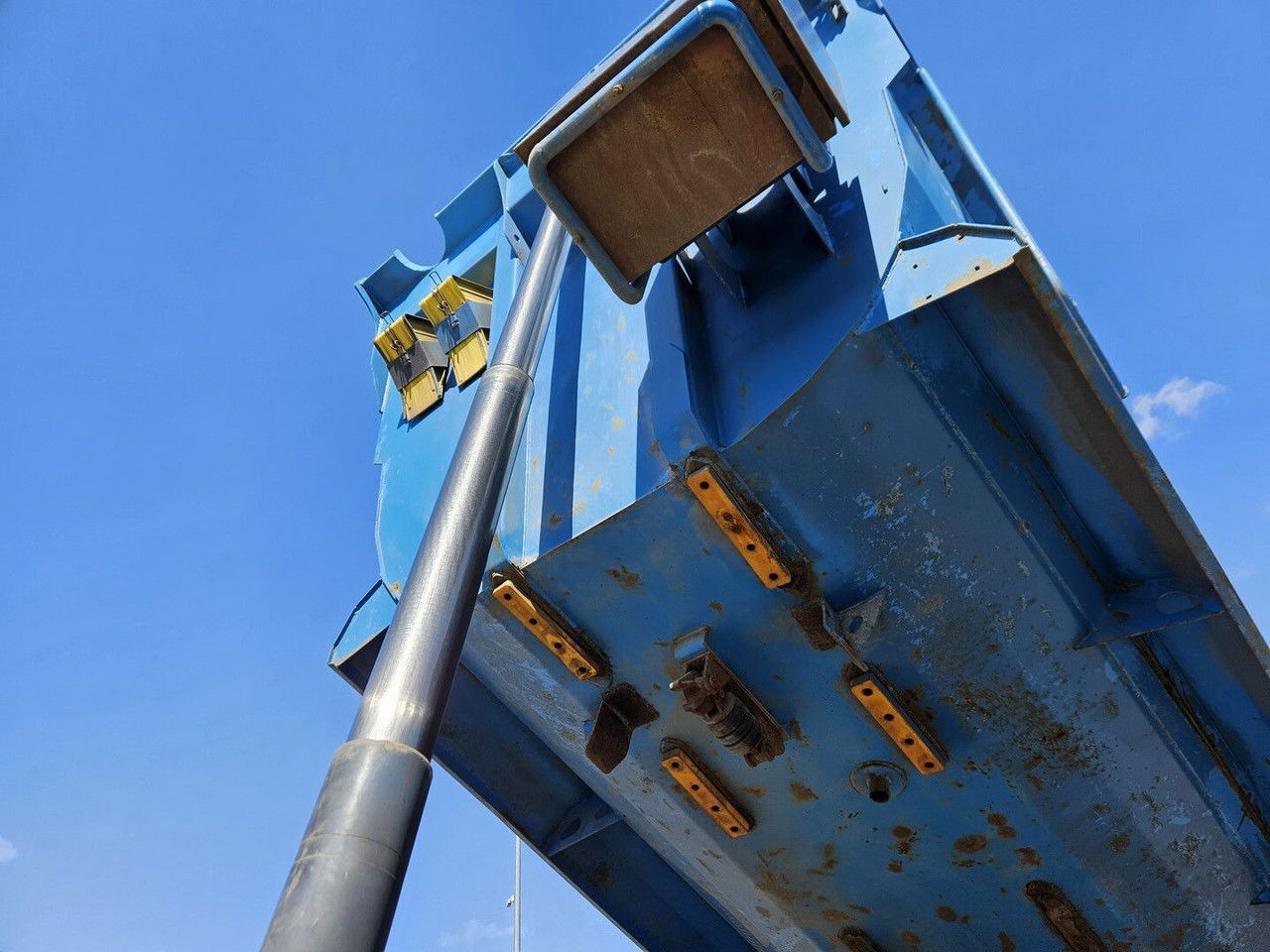 Scania R420 8x4 - Tipper - full spring - 2007 year - Camion benne: photos 4 Scania R420 8x4 - Tipper - full spring - 2007 year - Camion benne: photos 4