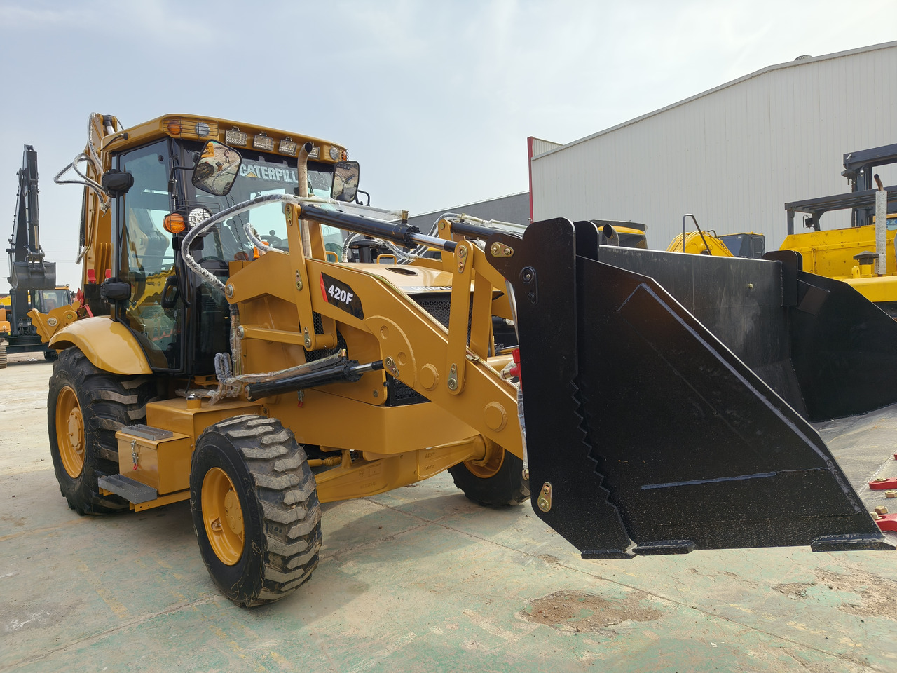 CATERPILLAR 420F Backhoe Loader - Tractopelle: photos 1 CATERPILLAR 420F Backhoe Loader - Tractopelle: photos 1