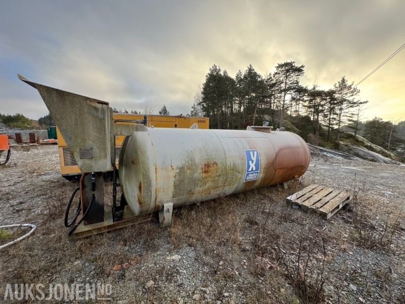 2002 Dieseltank med pumpe - Matériel de chantier: photos 1 2002 Dieseltank med pumpe - Matériel de chantier: photos 1