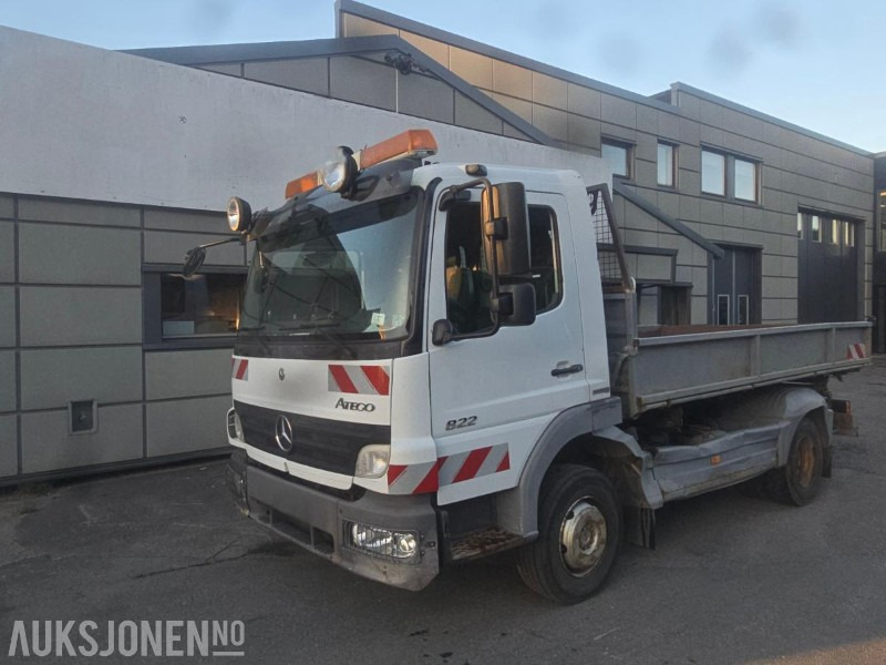 2007 Mercedes-Benz 822K/30AT - Camion plateau: photos 1 2007 Mercedes-Benz 822K/30AT - Camion plateau: photos 1