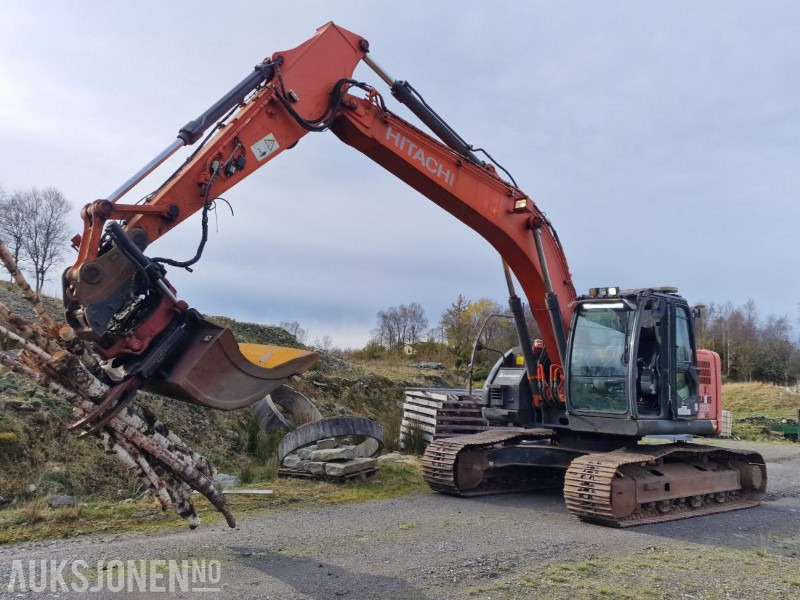 2009 Hitachi ZX225USLC-3 Beltegraver m/GPS/Rototilt med klype/Pusseskuffe, 12800 timer - Pelle: photos 1 2009 Hitachi ZX225USLC-3 Beltegraver m/GPS/Rototilt med klype/Pusseskuffe, 12800 timer - Pelle: photos 1