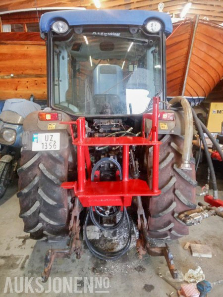 2011 New Holland T4050 - Traktor med spyleutstyr, spesielt laget for rengjøring av dekke på friidrettsbaner / løpebaner - Tracteur agricole: photos 2 2011 New Holland T4050 - Traktor med spyleutstyr, spesielt laget for rengjøring av dekke på friidrettsbaner / løpebaner - Tracteur agricole: photos 2