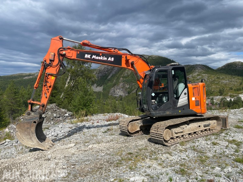 2015 Hitachi Zaxis 135US-5B-Leveres med graveskuffe+pusseskuffe og Rototilt - Pelle: photos 1 2015 Hitachi Zaxis 135US-5B-Leveres med graveskuffe+pusseskuffe og Rototilt - Pelle: photos 1