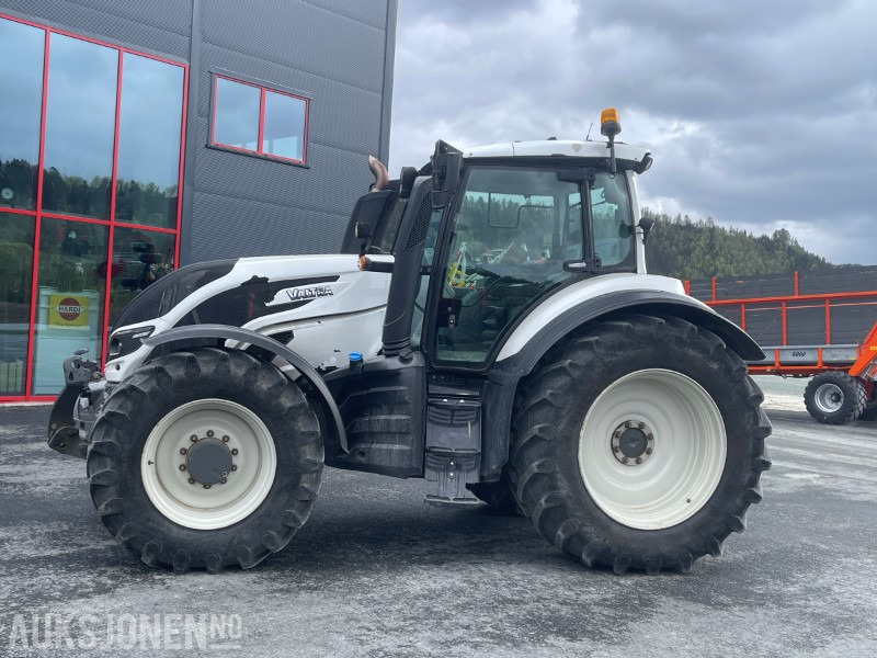 2015 Valtra T214D Versu Direct - Front Hydr. - EU OK 2027 - 50 km/t - Tracteur agricole: photos 2 2015 Valtra T214D Versu Direct - Front Hydr. - EU OK 2027 - 50 km/t - Tracteur agricole: photos 2