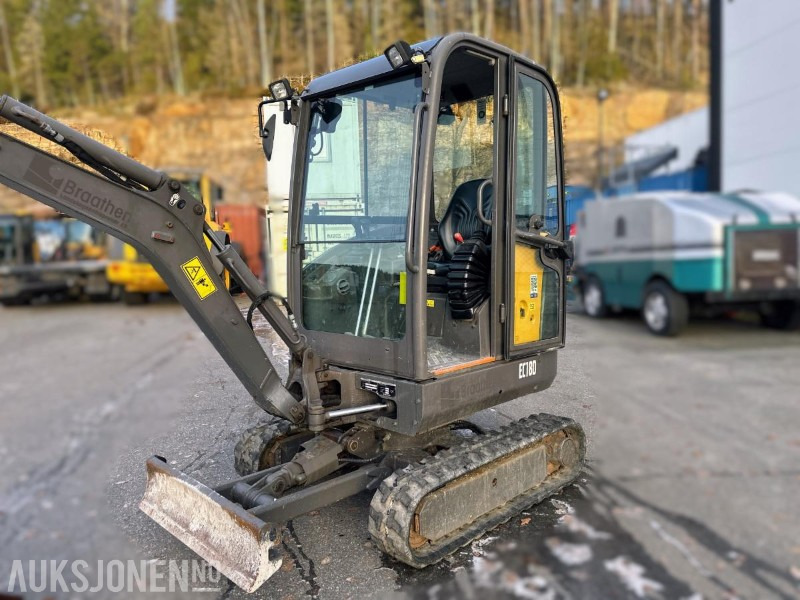 2017 VOLVO EC18D MINIGRAVER 1790 KG SMP GRAVESKUFFE 2358 TIMER - Mini pelle: photos 5 2017 VOLVO EC18D MINIGRAVER 1790 KG SMP GRAVESKUFFE 2358 TIMER - Mini pelle: photos 5