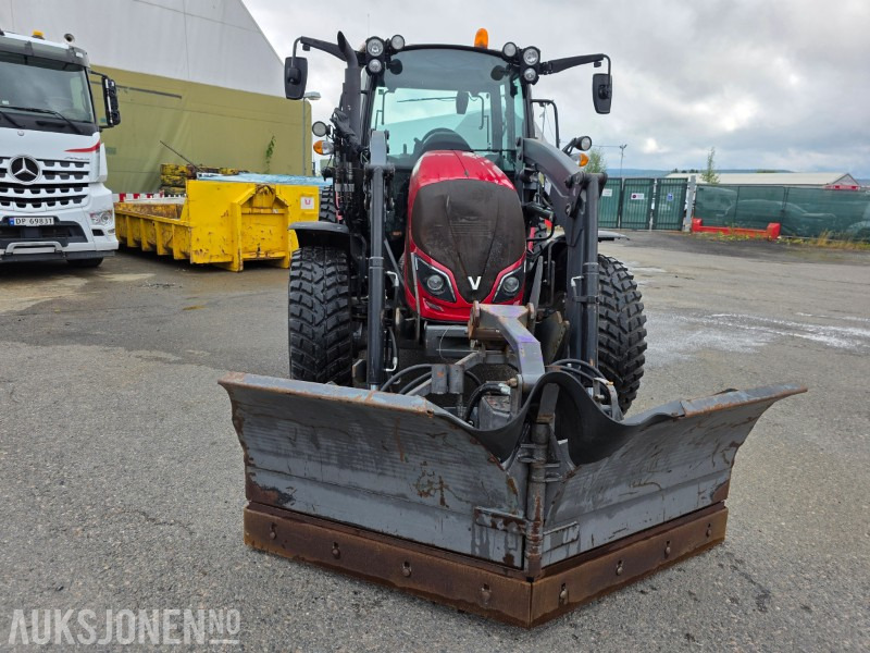 2018 Valtra A94 traktor med mye snøutstyr 981 timer - Tracteur agricole: photos 3 2018 Valtra A94 traktor med mye snøutstyr 981 timer - Tracteur agricole: photos 3
