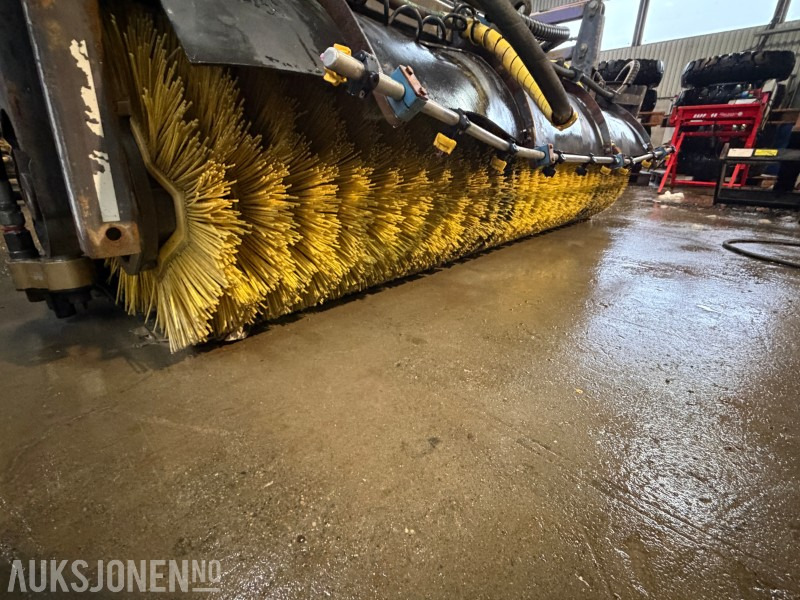 2015 Holms Feiemaskin m/ Oppsamler – Vannsystem – Kantbørste 2,6 m - Accessoire pour Engins de chantier: photos 5 2015 Holms Feiemaskin m/ Oppsamler – Vannsystem – Kantbørste 2,6 m - Accessoire pour Engins de chantier: photos 5