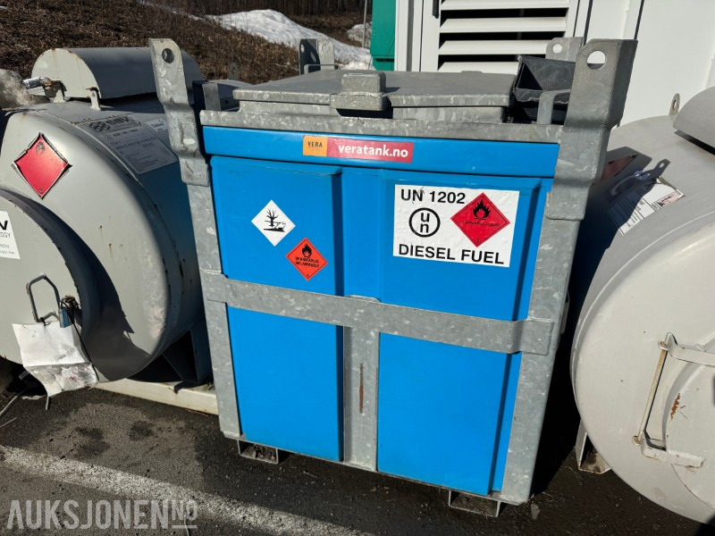 Veratank 950 liter dieseltank med manuell pumpe. - Accessoire pour Engins de chantier: photos 1 Veratank 950 liter dieseltank med manuell pumpe. - Accessoire pour Engins de chantier: photos 1