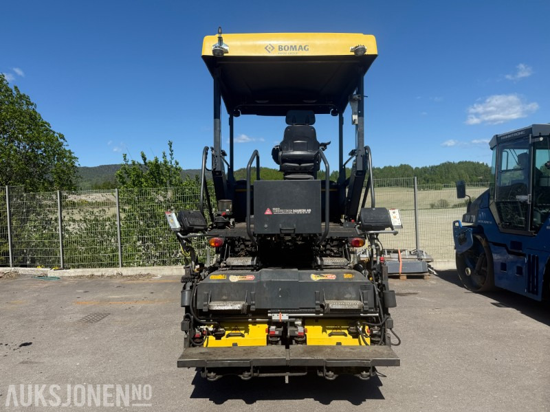 Bomag BF 300 P-2 Asfaltlegger - 54,6 kW - med 25cm utvidersett til screed og ekstra screedplatesett - Matériel de chantier: photos 4 Bomag BF 300 P-2 Asfaltlegger - 54,6 kW - med 25cm utvidersett til screed og ekstra screedplatesett - Matériel de chantier: photos 4