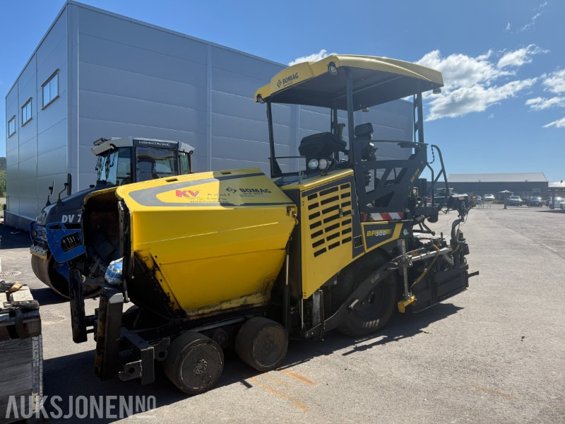 Bomag BF 300 P-2 Asfaltlegger - 54,6 kW - med 25cm utvidersett til screed og ekstra screedplatesett - Matériel de chantier: photos 1 Bomag BF 300 P-2 Asfaltlegger - 54,6 kW - med 25cm utvidersett til screed og ekstra screedplatesett - Matériel de chantier: photos 1