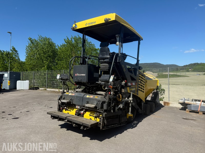Bomag BF 300 P-2 Asfaltlegger - 54,6 kW - med 25cm utvidersett til screed og ekstra screedplatesett - Matériel de chantier: photos 5 Bomag BF 300 P-2 Asfaltlegger - 54,6 kW - med 25cm utvidersett til screed og ekstra screedplatesett - Matériel de chantier: photos 5