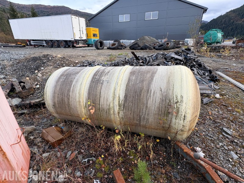 Glassfibertank ca. 3000 liter - Matériel de chantier: photos 4 Glassfibertank ca. 3000 liter - Matériel de chantier: photos 4