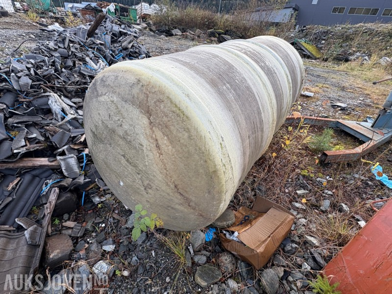 Glassfibertank ca. 3000 liter - Matériel de chantier: photos 2 Glassfibertank ca. 3000 liter - Matériel de chantier: photos 2