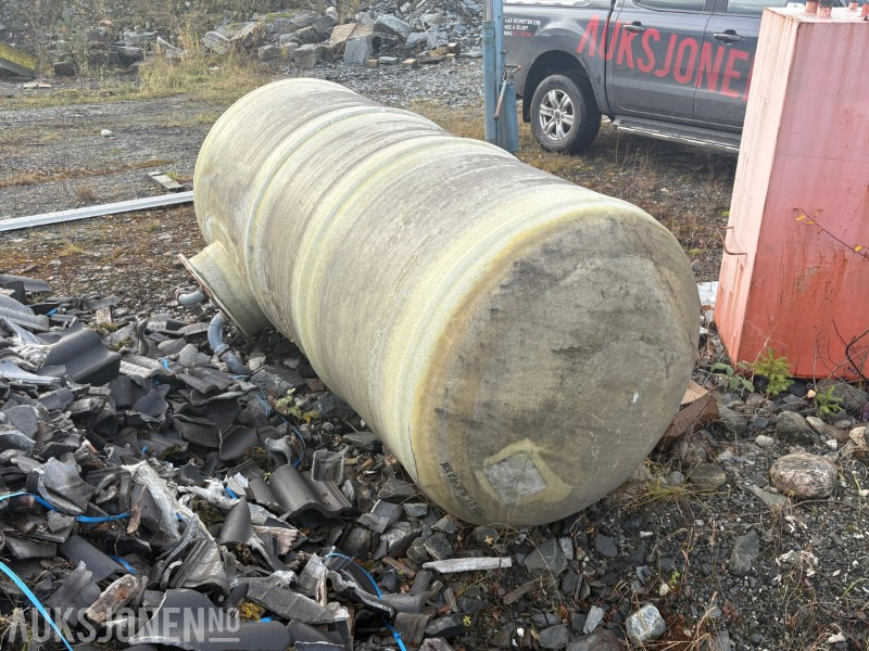 Glassfibertank ca. 3000 liter - Matériel de chantier: photos 1 Glassfibertank ca. 3000 liter - Matériel de chantier: photos 1