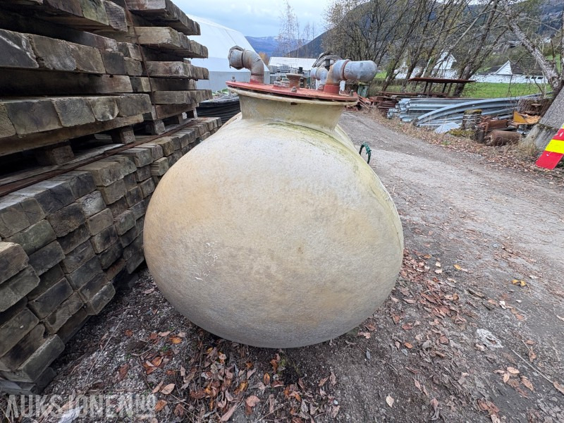 Glassfibertank (nedgravbar) – brukt - Matériel de chantier: photos 2 Glassfibertank (nedgravbar) – brukt - Matériel de chantier: photos 2