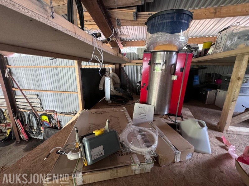 2020 Förster Technik / Lely Calm Kalvedrikkeautomat med hygieneboks og 1 sugestasjon - UBRUKT - Compact smart 2.0 pulver - TAP5-CS-25 - Machine agricole: photos 1 2020 Förster Technik / Lely Calm Kalvedrikkeautomat med hygieneboks og 1 sugestasjon - UBRUKT - Compact smart 2.0 pulver - TAP5-CS-25 - Machine agricole: photos 1