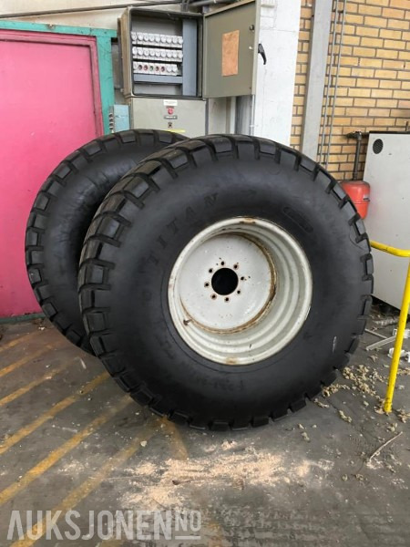 Hjulsett stått på McCormick CX80 - Gressdekk/industridekk med felger 500/60 R 22.5 og 23-1 R26 - ingen minstepris - Machine agricole: photos 2 Hjulsett stått på McCormick CX80 - Gressdekk/industridekk med felger 500/60 R 22.5 og 23-1 R26 - ingen minstepris - Machine agricole: photos 2