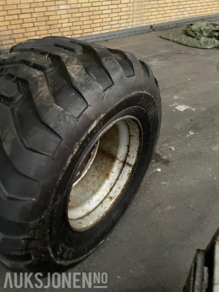 Hjulsett stått på McCormick CX80 - Gressdekk/industridekk med felger 500/60 R 22.5 og 23-1 R26 - ingen minstepris - Machine agricole: photos 5 Hjulsett stått på McCormick CX80 - Gressdekk/industridekk med felger 500/60 R 22.5 og 23-1 R26 - ingen minstepris - Machine agricole: photos 5