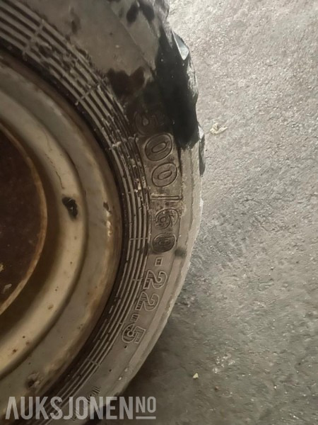 Hjulsett stått på McCormick CX80 - Gressdekk/industridekk med felger 500/60 R 22.5 og 23-1 R26 - ingen minstepris - Machine agricole: photos 3 Hjulsett stått på McCormick CX80 - Gressdekk/industridekk med felger 500/60 R 22.5 og 23-1 R26 - ingen minstepris - Machine agricole: photos 3