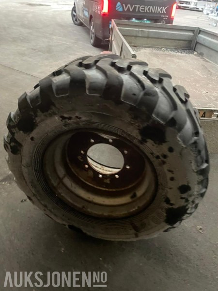 Hjulsett stått på McCormick CX80 - Gressdekk/industridekk med felger 500/60 R 22.5 og 23-1 R26 - ingen minstepris - Machine agricole: photos 4 Hjulsett stått på McCormick CX80 - Gressdekk/industridekk med felger 500/60 R 22.5 og 23-1 R26 - ingen minstepris - Machine agricole: photos 4