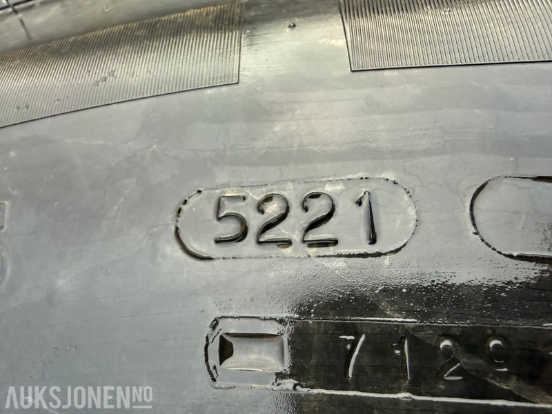 Traktordekk med pigg stått på New Holland T5060 - Machine agricole: photos 3 Traktordekk med pigg stått på New Holland T5060 - Machine agricole: photos 3