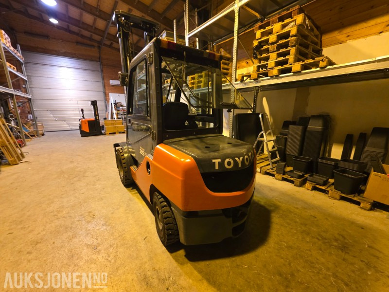 2012 Toyota 52-8FDJF35 Motvektstruck - Diesel - Sertifisert til Mars 2026 - Matériel de manutention: photos 4 2012 Toyota 52-8FDJF35 Motvektstruck - Diesel - Sertifisert til Mars 2026 - Matériel de manutention: photos 4