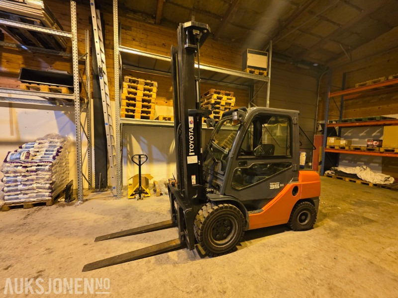 2012 Toyota 52-8FDJF35 Motvektstruck - Diesel - Sertifisert til Mars 2026 - Matériel de manutention: photos 2 2012 Toyota 52-8FDJF35 Motvektstruck - Diesel - Sertifisert til Mars 2026 - Matériel de manutention: photos 2