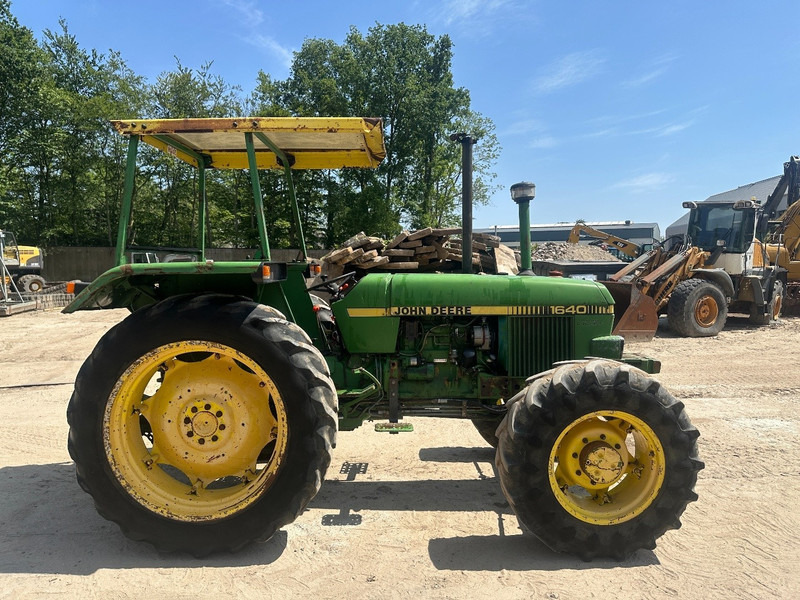 John Deere 1640 4x4 - Tracteur enjambeur: photos 4 John Deere 1640 4x4 - Tracteur enjambeur: photos 4
