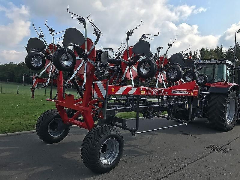 Massey Ferguson MF TD 1310 X TRC / Lotus 1250 Profi - Faneuse: photos 2 Massey Ferguson MF TD 1310 X TRC / Lotus 1250 Profi - Faneuse: photos 2