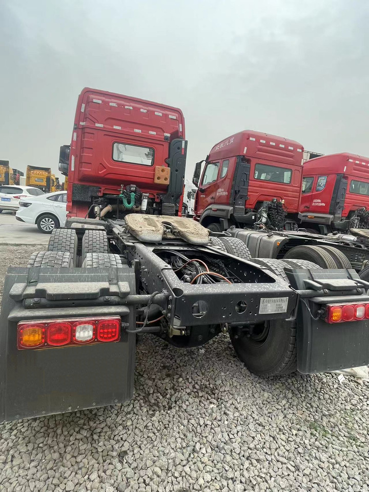 Shacman Slightly Used X3000 X5000 (6*4) Semi Truck Head Tractor Head Tipper Head - Tracteur routier: photos 4 Shacman Slightly Used X3000 X5000 (6*4) Semi Truck Head Tractor Head Tipper Head - Tracteur routier: photos 4