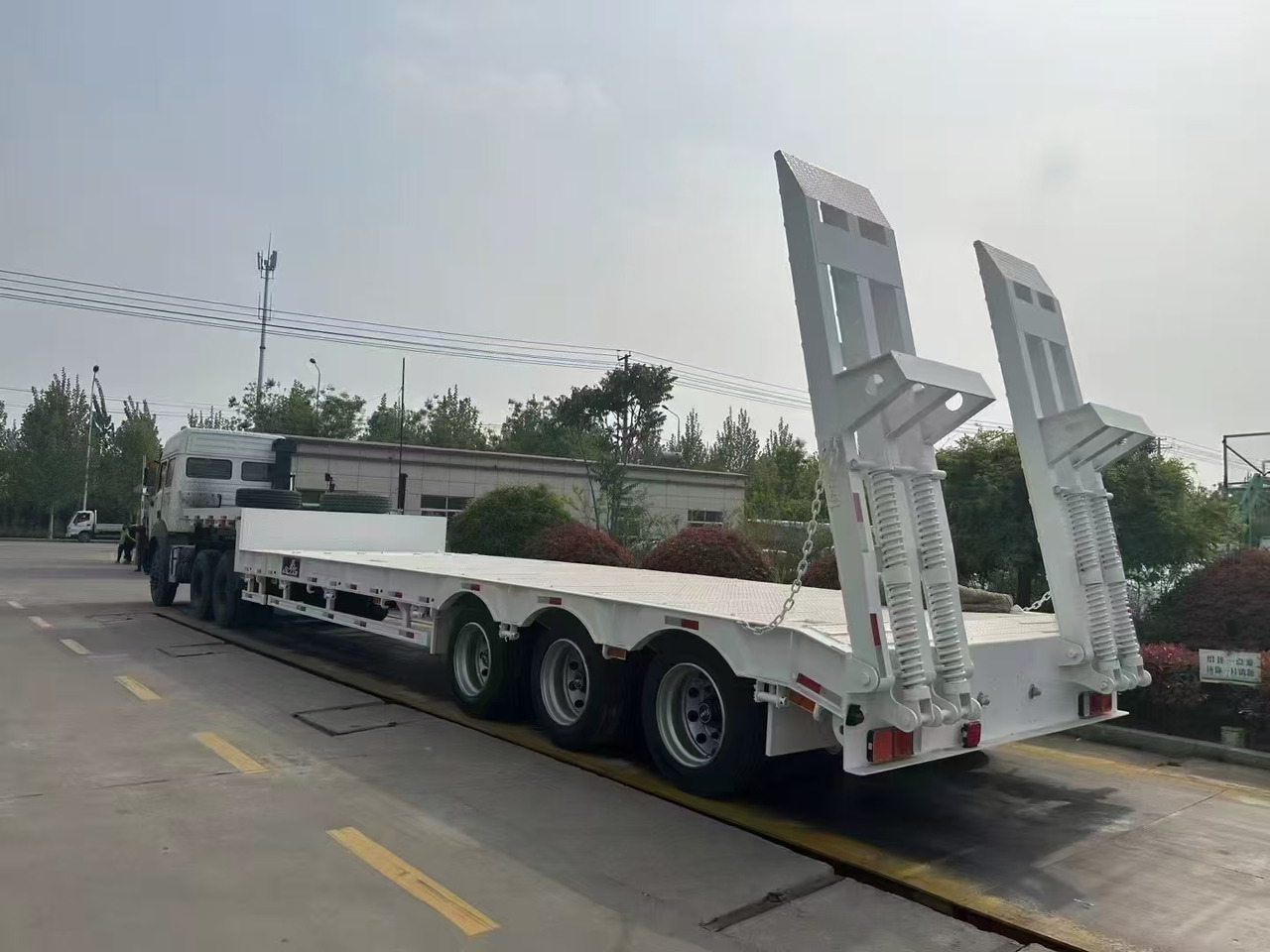 ZHICHENG Semi Flat Bed Low Bed Lowboy bed truck in New or Used Condition and various Size for Sale - Semi-remorque surbaissé: photos 1 ZHICHENG Semi Flat Bed Low Bed Lowboy bed truck in New or Used Condition and various Size for Sale - Semi-remorque surbaissé: photos 1