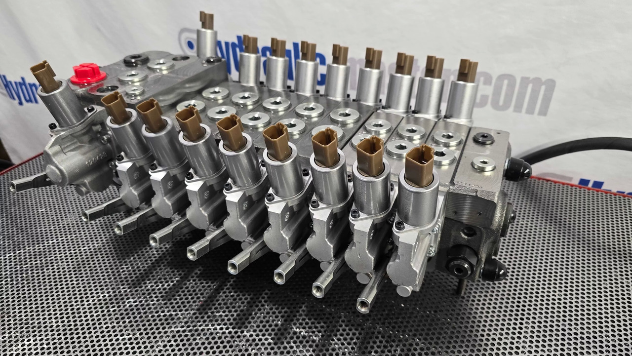 Proportional Valve Walvoil DPX160 combined with DPX100, 9 functions - Remorque forestière: photos 3 Proportional Valve Walvoil DPX160 combined with DPX100, 9 functions - Remorque forestière: photos 3
