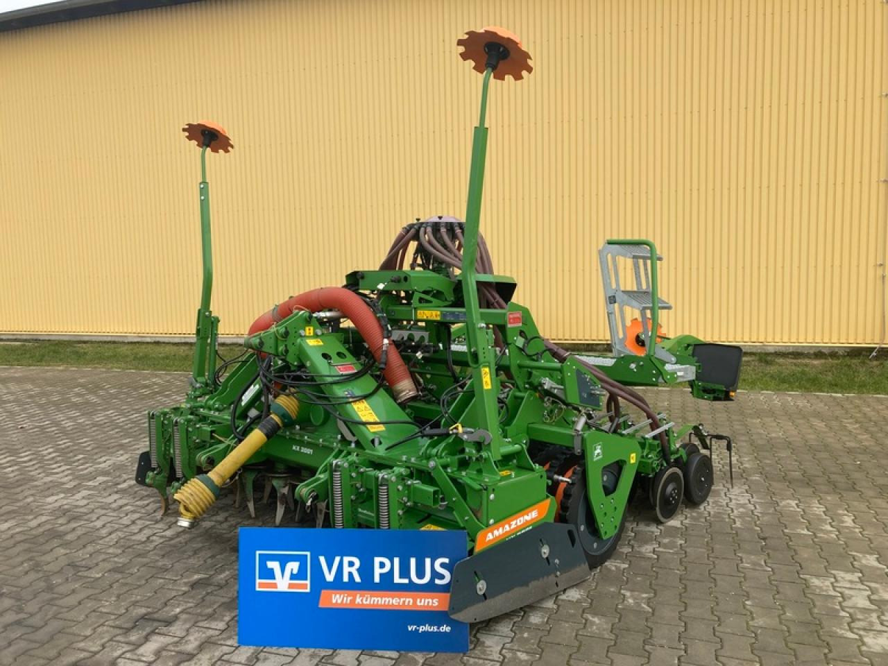 Amazone KX3001 + AVANT3002NUR 320HA - Combiné de semis: photos 1 Amazone KX3001 + AVANT3002NUR 320HA - Combiné de semis: photos 1