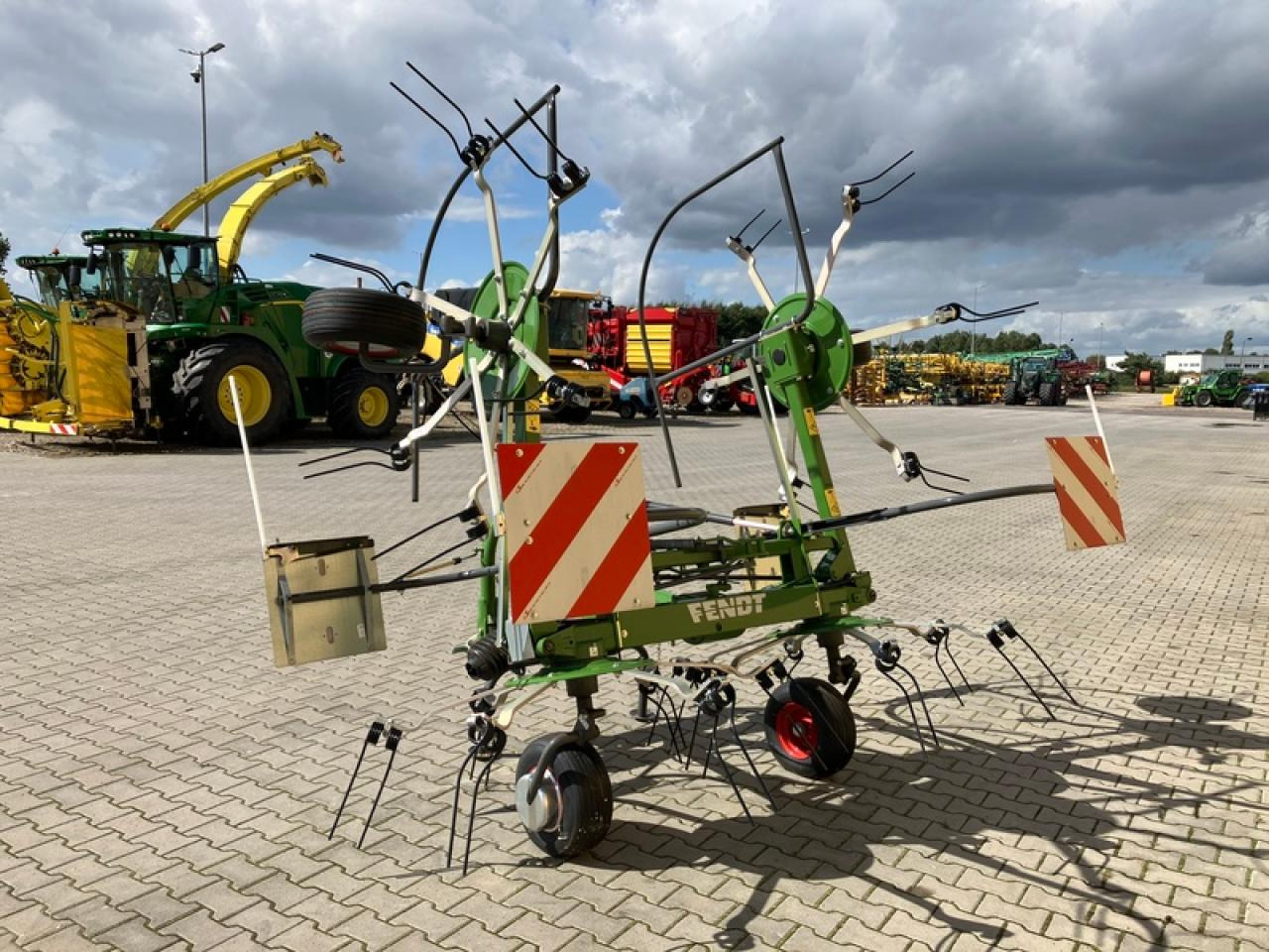 Fendt TWISTER 5204 AKTION - Faneuse: photos 2 Fendt TWISTER 5204 AKTION - Faneuse: photos 2