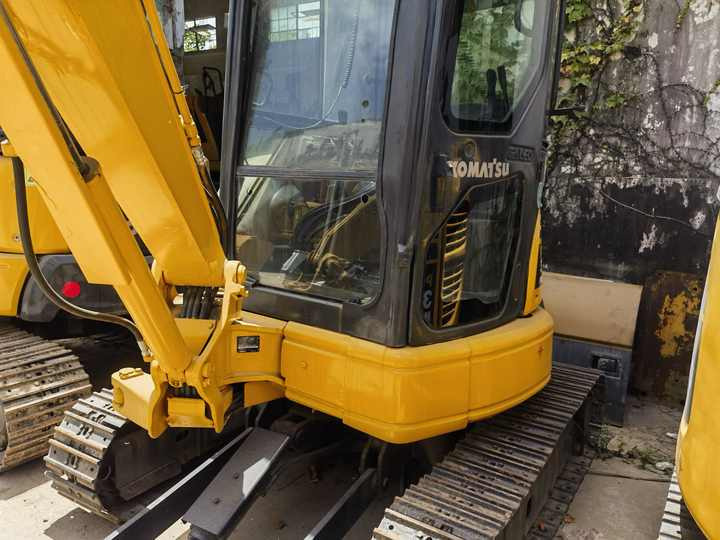 Komatsu PC35MR-3 excavator - Pelle sur chenille: photos 3 Komatsu PC35MR-3 excavator - Pelle sur chenille: photos 3