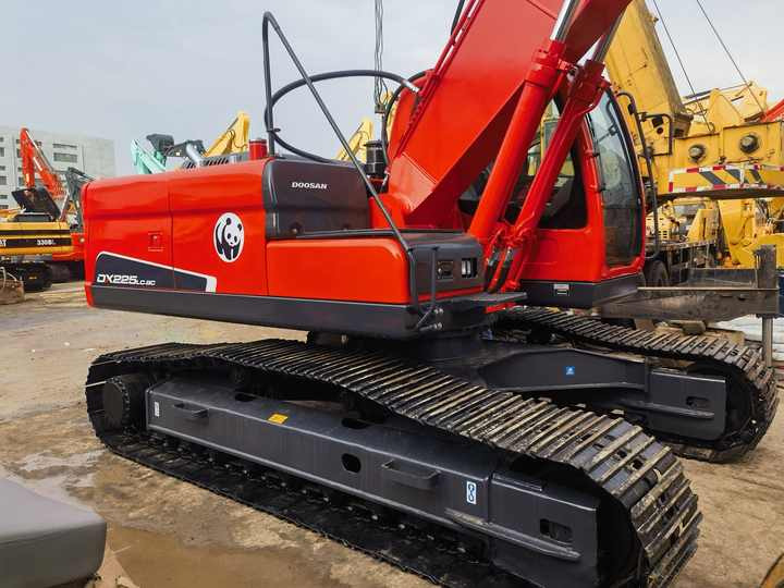 Original Korea made Used Doosan DX225LC DX225 Crawler Used Excavators 25t Working Good Model - Pelle sur chenille: photos 5 Original Korea made Used Doosan DX225LC DX225 Crawler Used Excavators 25t Working Good Model - Pelle sur chenille: photos 5