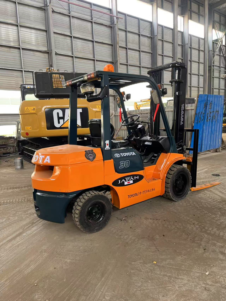 Toyota FD30 Forklift - Chariot élévateur diesel: photos 4 Toyota FD30 Forklift - Chariot élévateur diesel: photos 4