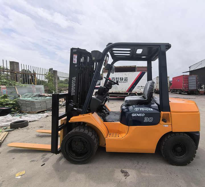 Original japanese second hand TOYOTA FD30 diesel forklift with good condition used Toyota FD30 forklift for sale in china - Chariot élévateur diesel: photos 2 Original japanese second hand TOYOTA FD30 diesel forklift with good condition used Toyota FD30 forklift for sale in china - Chariot élévateur diesel: photos 2