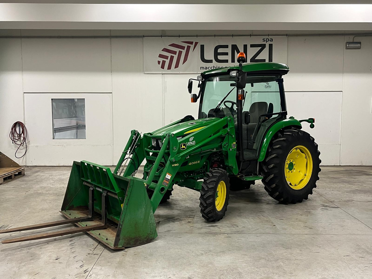 JOHN DEERE 4066 R ( IDROSTATICO ) - Tracteur agricole: photos 1 JOHN DEERE 4066 R ( IDROSTATICO ) - Tracteur agricole: photos 1