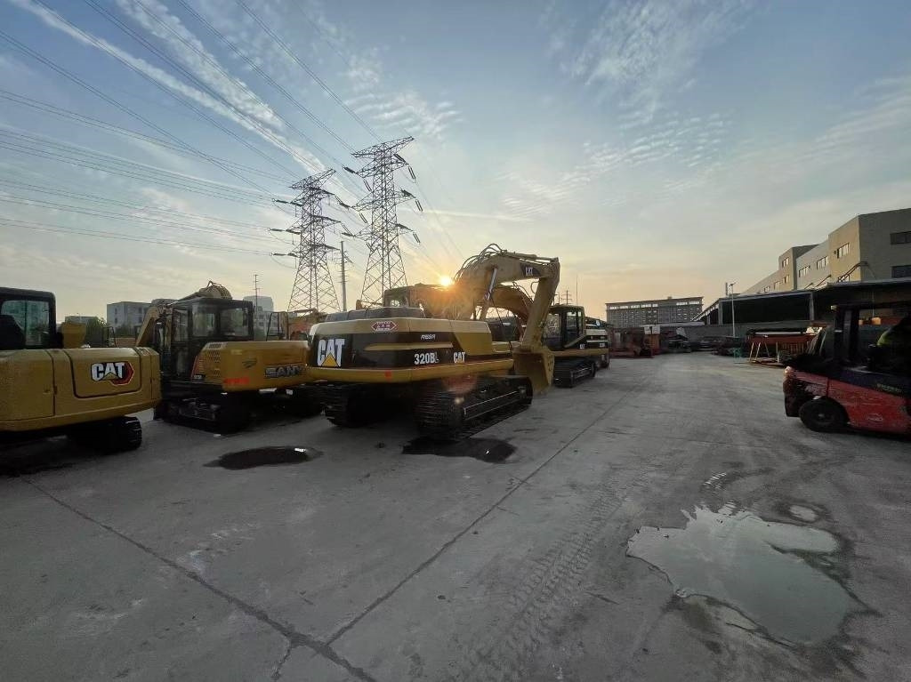 CAT 320 B L - Pelle sur chenille: photos 1 CAT 320 B L - Pelle sur chenille: photos 1