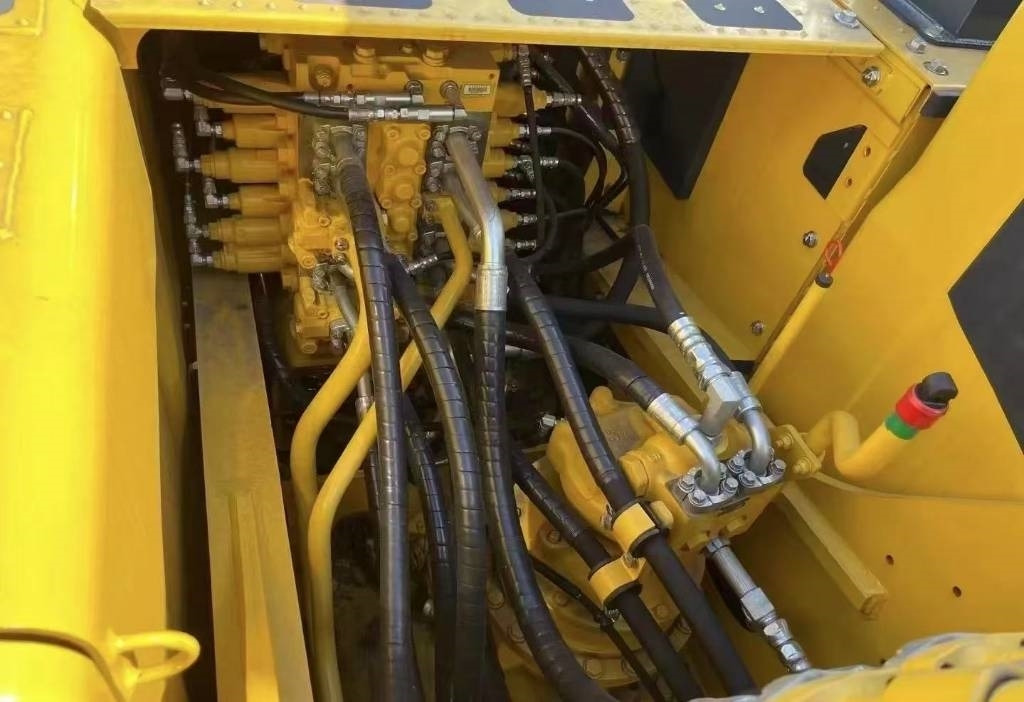 Komatsu PC 200-8 - Pelle sur chenille: photos 3 Komatsu PC 200-8 - Pelle sur chenille: photos 3