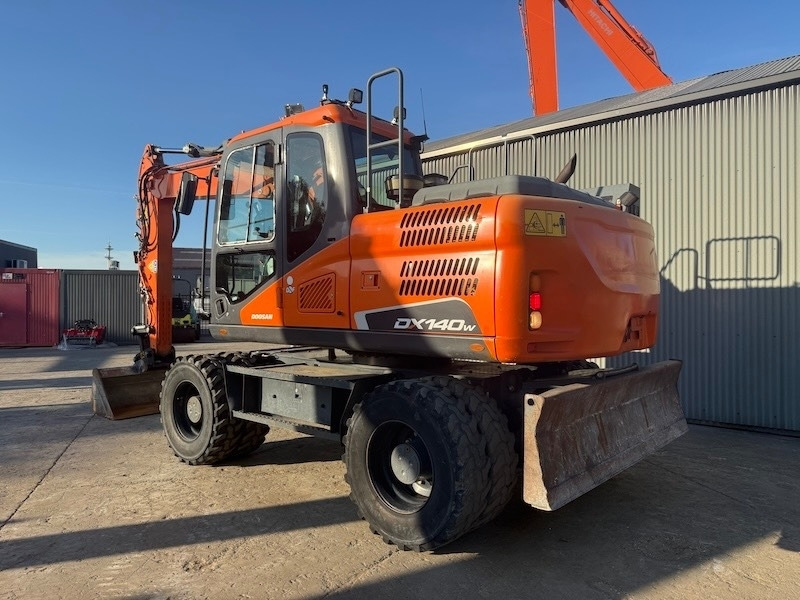 Doosan DX 140 W-5 - Pelle sur pneus: photos 2 Doosan DX 140 W-5 - Pelle sur pneus: photos 2