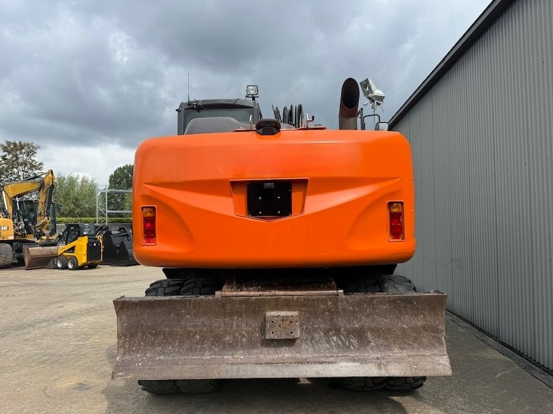 Hitachi ZX 140 W-5 - Pelle sur pneus: photos 3 Hitachi ZX 140 W-5 - Pelle sur pneus: photos 3