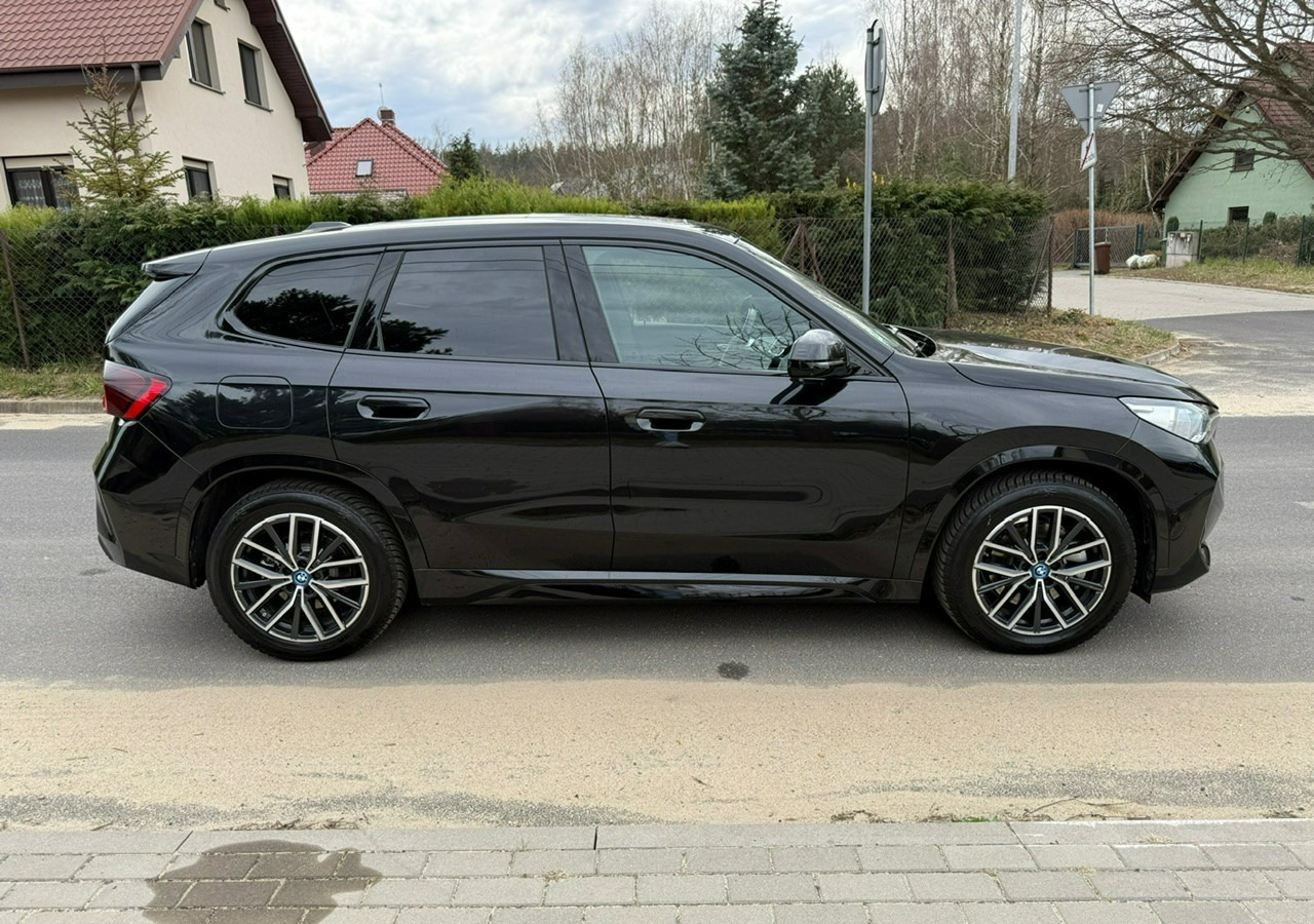 BMW X1 iX1 iX1 xDrive30 313KM M-Sport H/K Panorama AdaptiveLed Masaże Kam360 - Voiture: photos 5 BMW X1 iX1 iX1 xDrive30 313KM M-Sport H/K Panorama AdaptiveLed Masaże Kam360 - Voiture: photos 5
