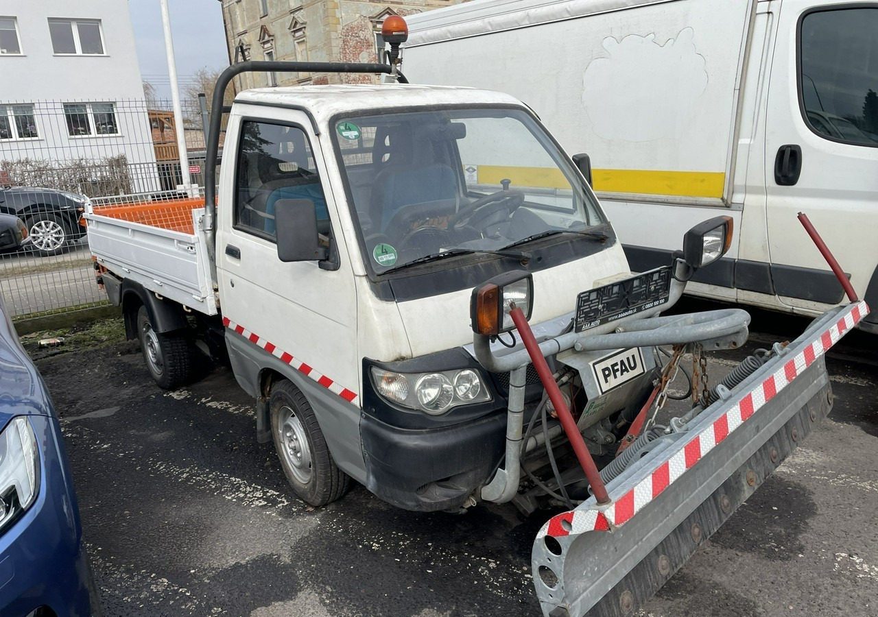 Piaggio Piaggio PFAU Wywrotka 4X4 posypywarka odśnieżarka pług 2009 - Engin de déneigement: photos 1 Piaggio Piaggio PFAU Wywrotka 4X4 posypywarka odśnieżarka pług 2009 - Engin de déneigement: photos 1