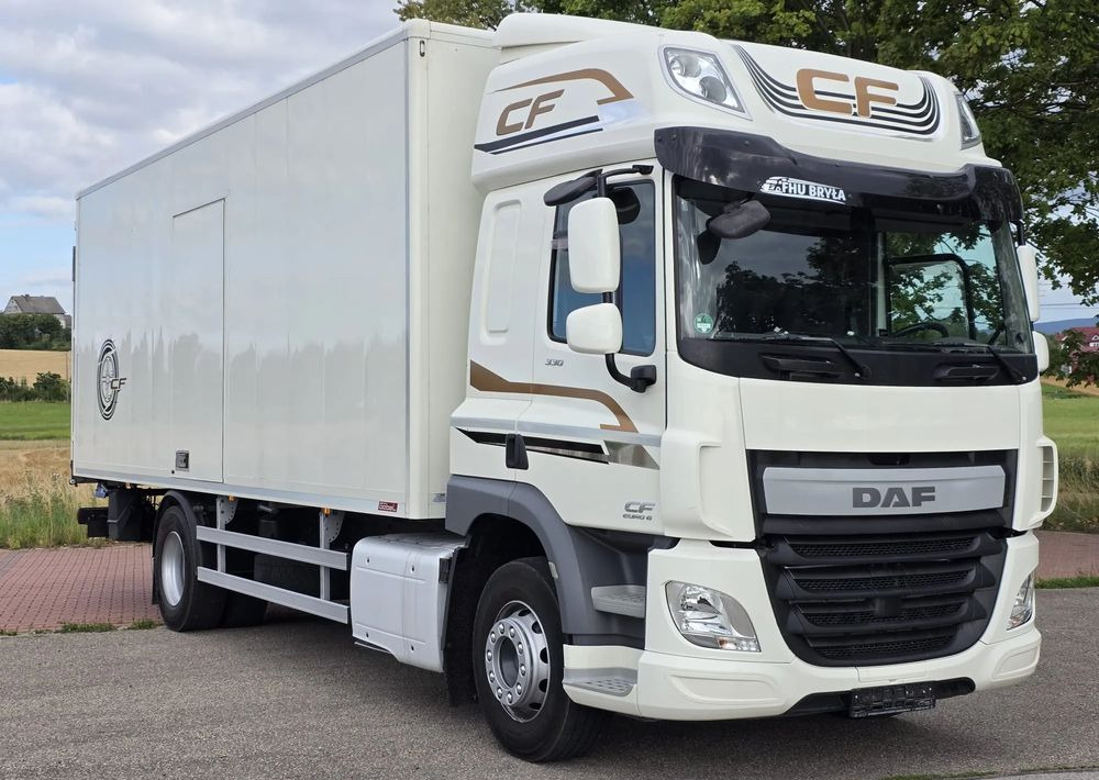 DAF CF 330 / 10.2017 / KONTENER MEBLOWY / IZOTERMA / WINDA / 18 PALET / E6 / NISKI PRZEBIEG / Z NIEMIEC / JAK NOWY / DUŻY SILNIK 10 837cm3// - Camion fourgon: photos 1 DAF CF 330 / 10.2017 / KONTENER MEBLOWY / IZOTERMA / WINDA / 18 PALET / E6 / NISKI PRZEBIEG / Z NIEMIEC / JAK NOWY / DUŻY SILNIK 10 837cm3// - Camion fourgon: photos 1