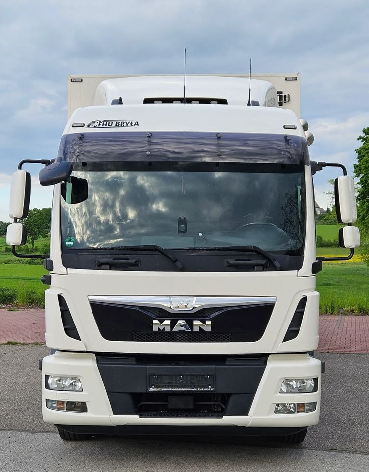 MAN TGM 15.290/IZOTERMA/WINDA/CHŁODNIA/KONTENER/17PALET/E6/OGRZEWANA IZOTERMA/SPROWADZONY/AUTOMAT/SYPIALKA/PIERWSZY WŁAŚCICIEL - Camion frigorifique: photos 5 MAN TGM 15.290/IZOTERMA/WINDA/CHŁODNIA/KONTENER/17PALET/E6/OGRZEWANA IZOTERMA/SPROWADZONY/AUTOMAT/SYPIALKA/PIERWSZY WŁAŚCICIEL - Camion frigorifique: photos 5